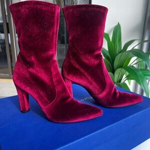 Stuart Weitzman Burgundy Velvet Sock Bottie. Size 5.5M.